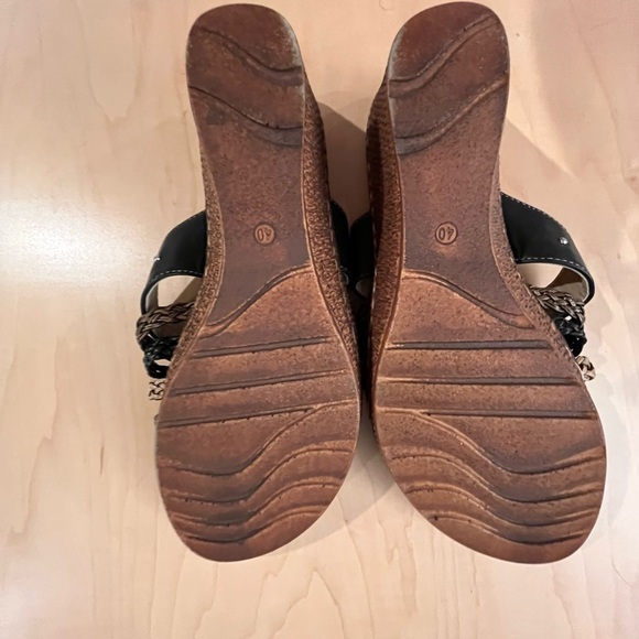 Women's Black and Tan Sandals - Picture 5 of 5